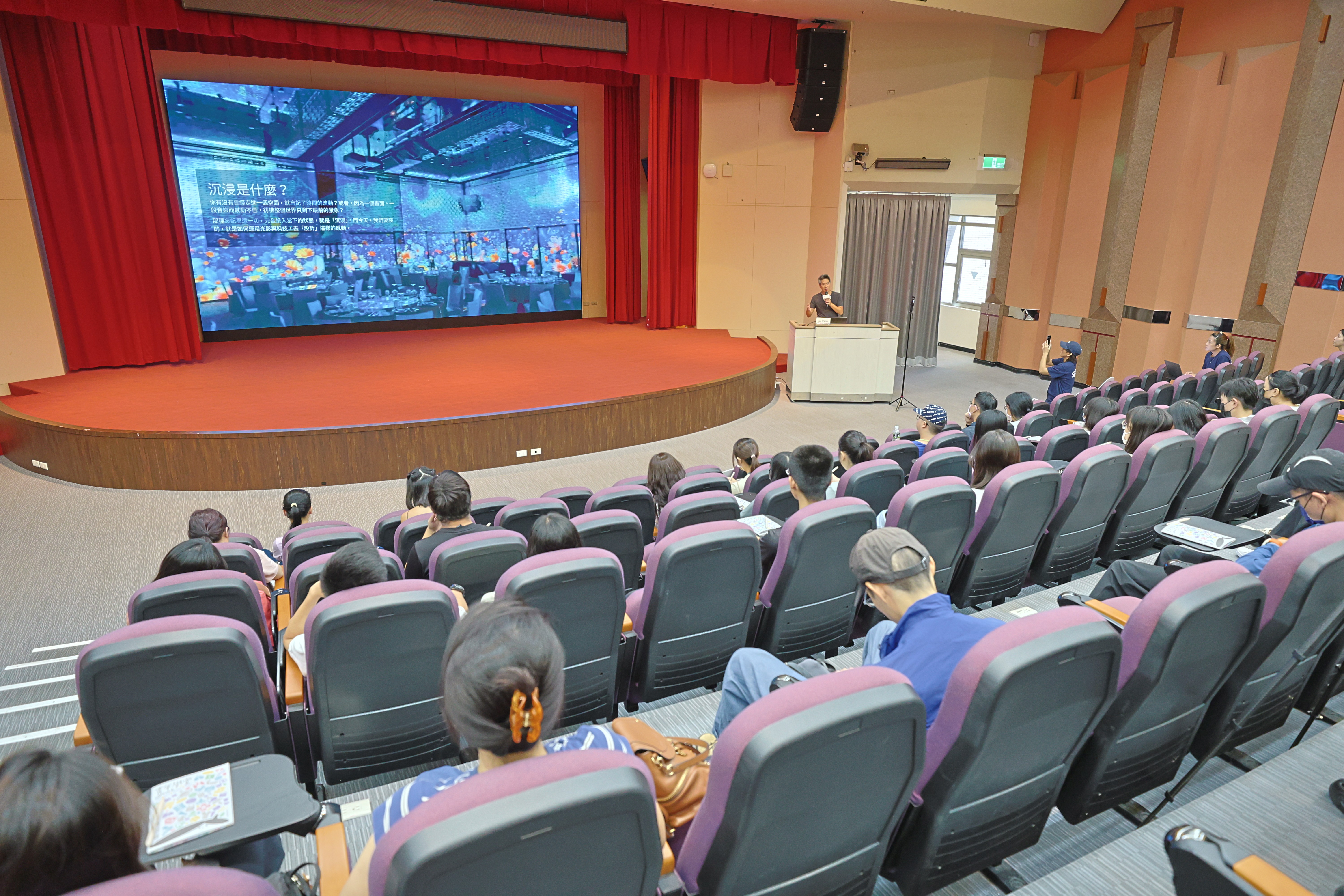 相關圖片 青年局六樓國際會議廳電視牆打造互動視覺震撼