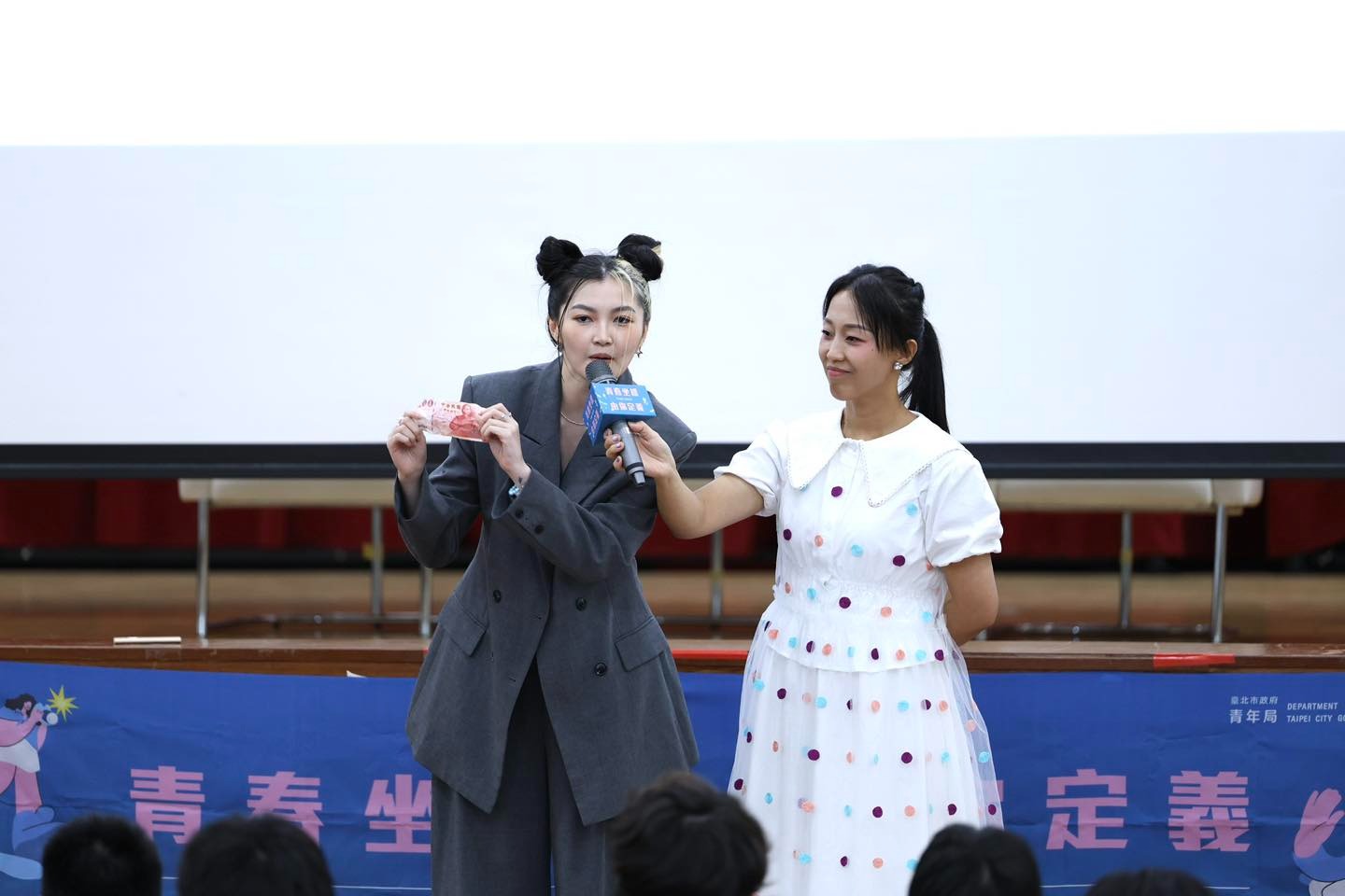 相關圖片 九粒利用壹百元的故事說明自我價值永遠都在