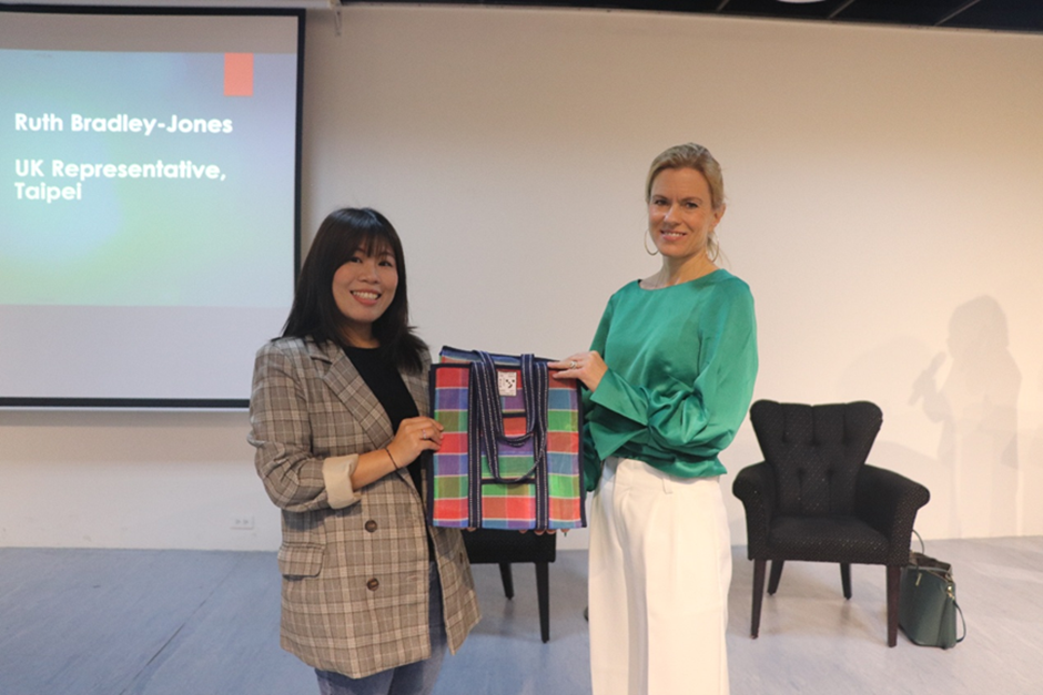 相關圖片 圖1：青年局局長周羿希贈送青年局外交禮品給英國駐台辦事處代表包瓊郁女士。