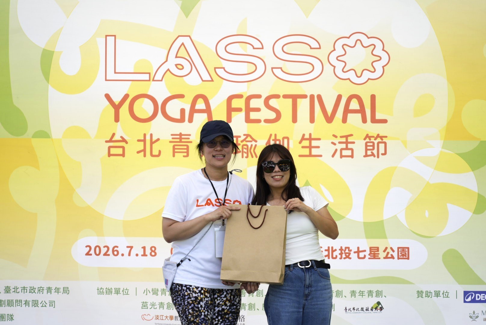相關圖片 青創致贈禮品給青年局長周羿希