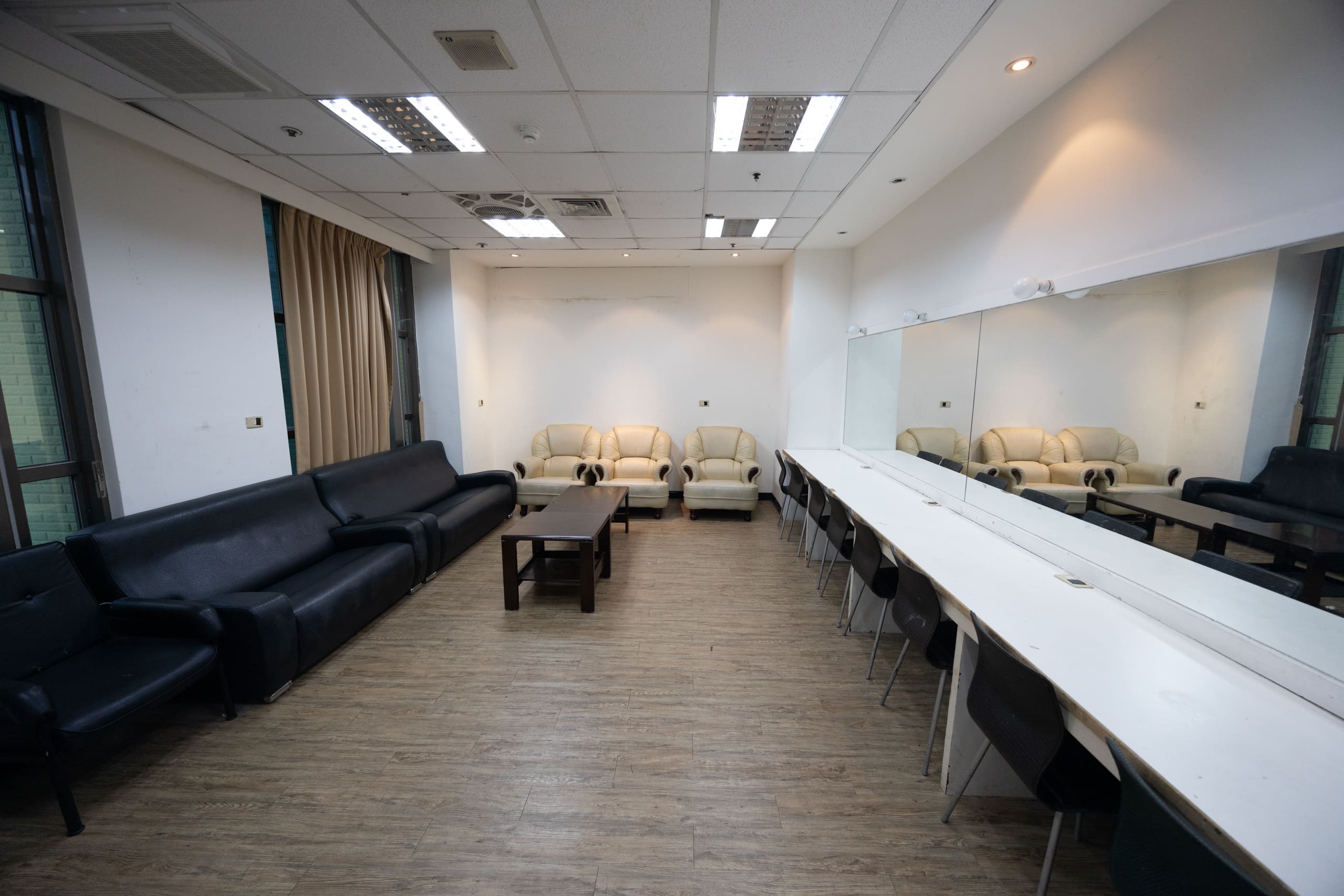 場域圖片 臺北演藝廳-休息室正面