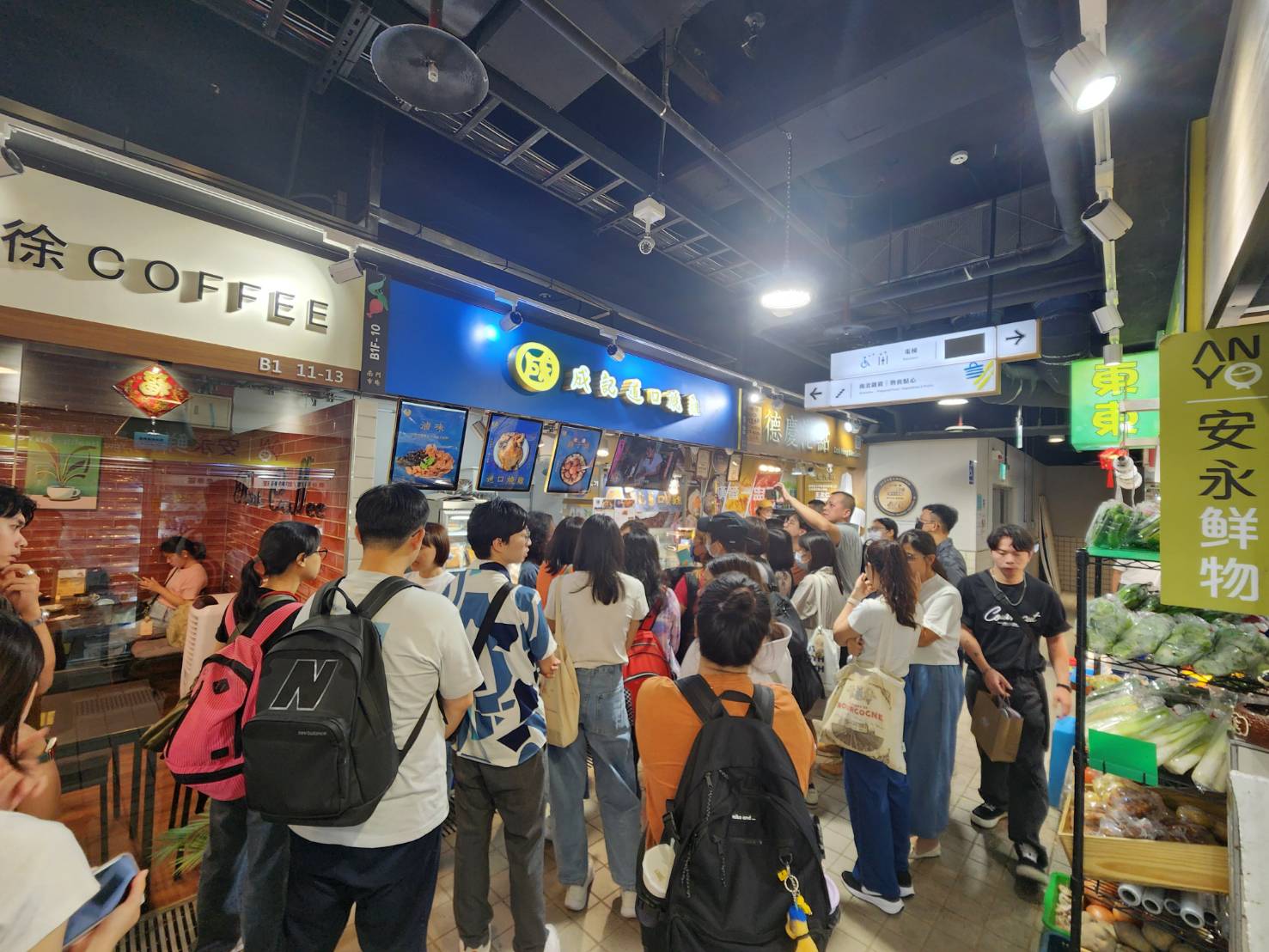 相關圖片 青年創業家實地參觀南門市場成記道口燒雞