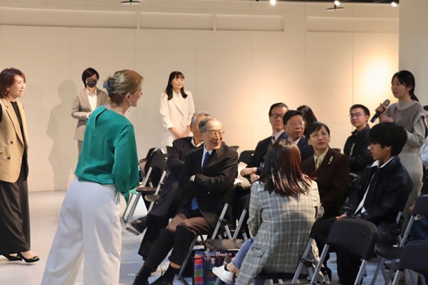 相關圖片 圖4：英國駐台辦事處代表包瓊郁女士聆聽與會者的問題。