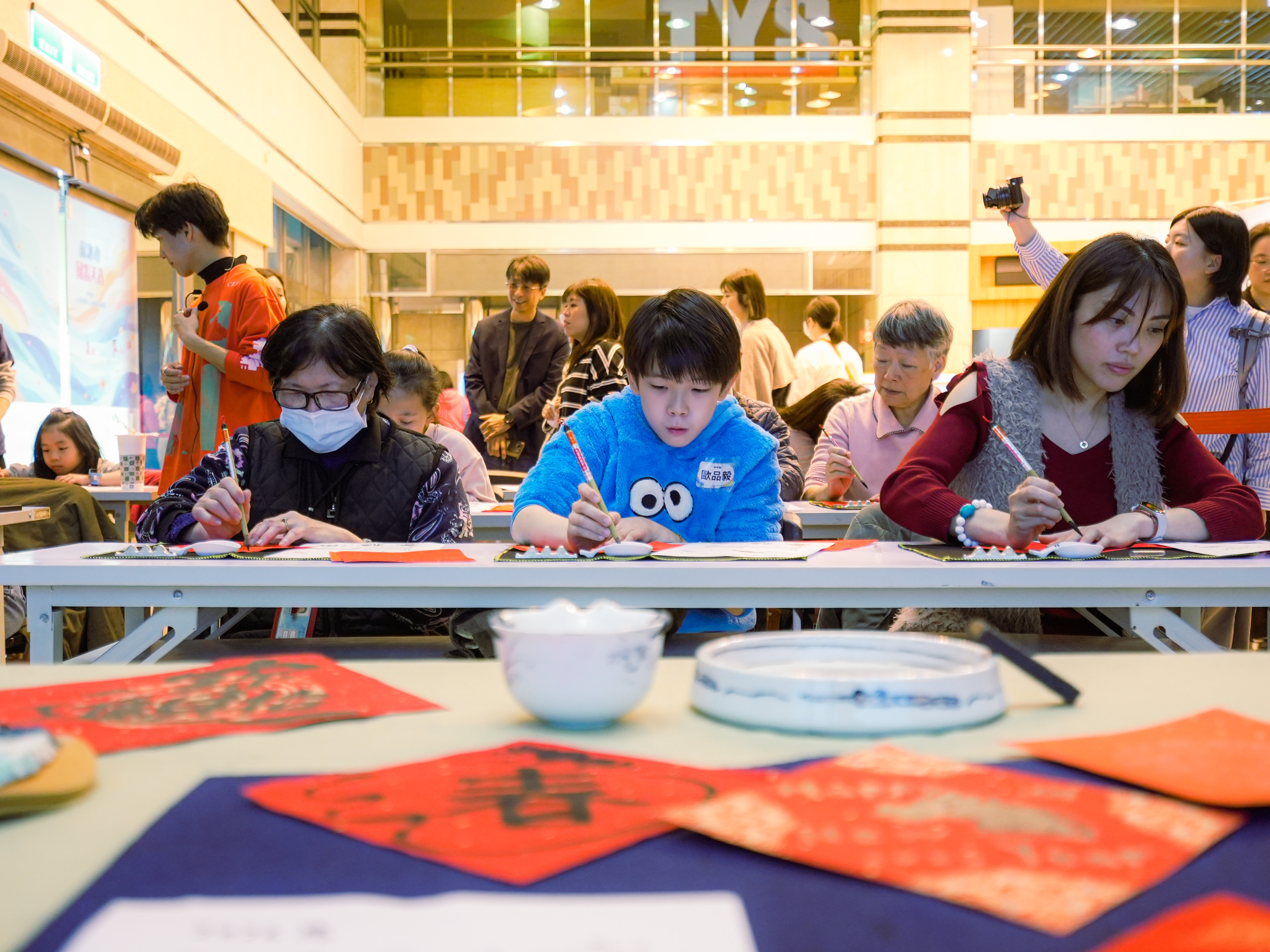 相關圖片 開幕活動結合揮毫寫春聯、印紅包等年節體驗，讓藝術欣賞轉化為親子同樂的互動嘉年華。