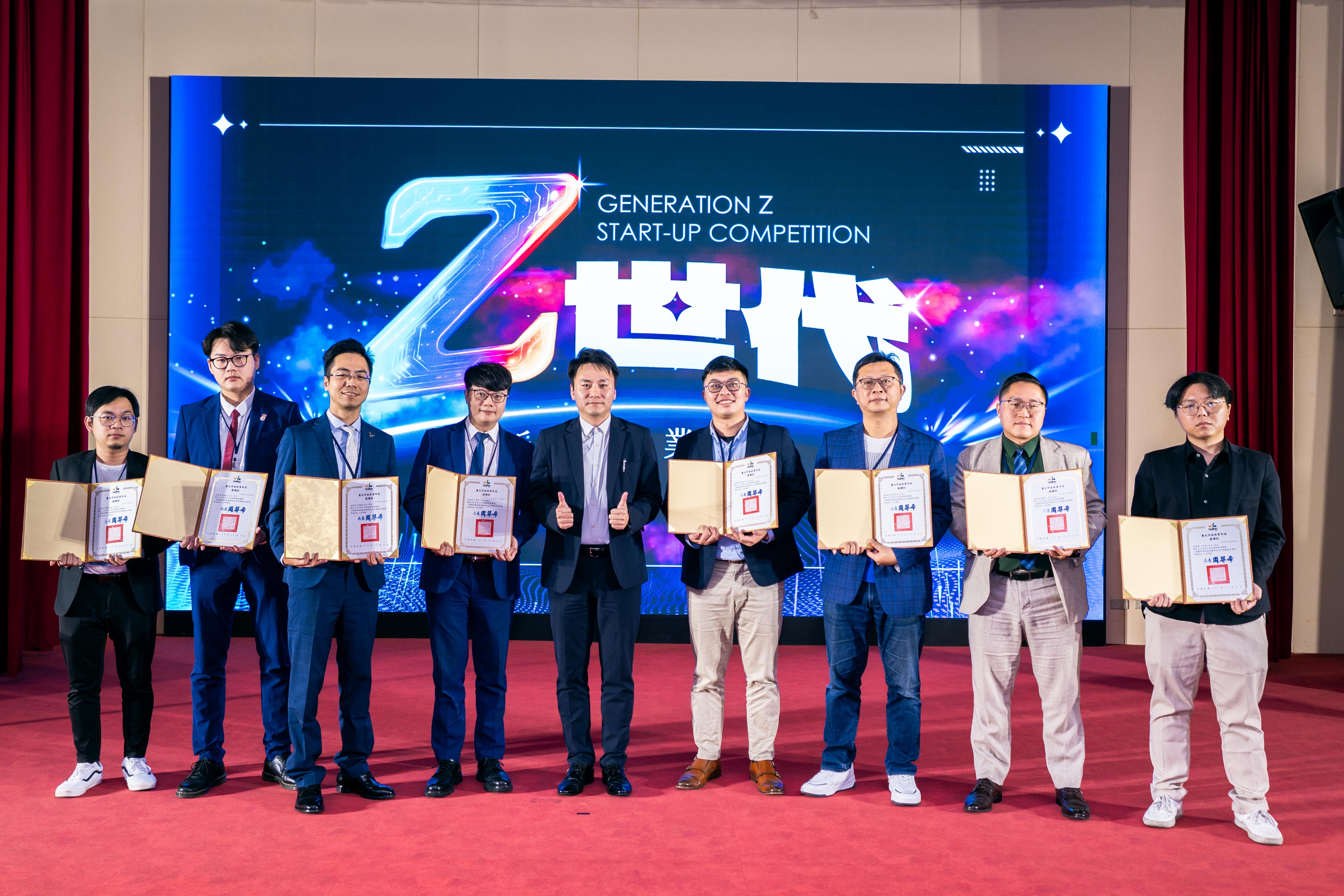 相關圖片 青年局副局長董晉曄致贈感謝狀予總導師及輔導業師團。