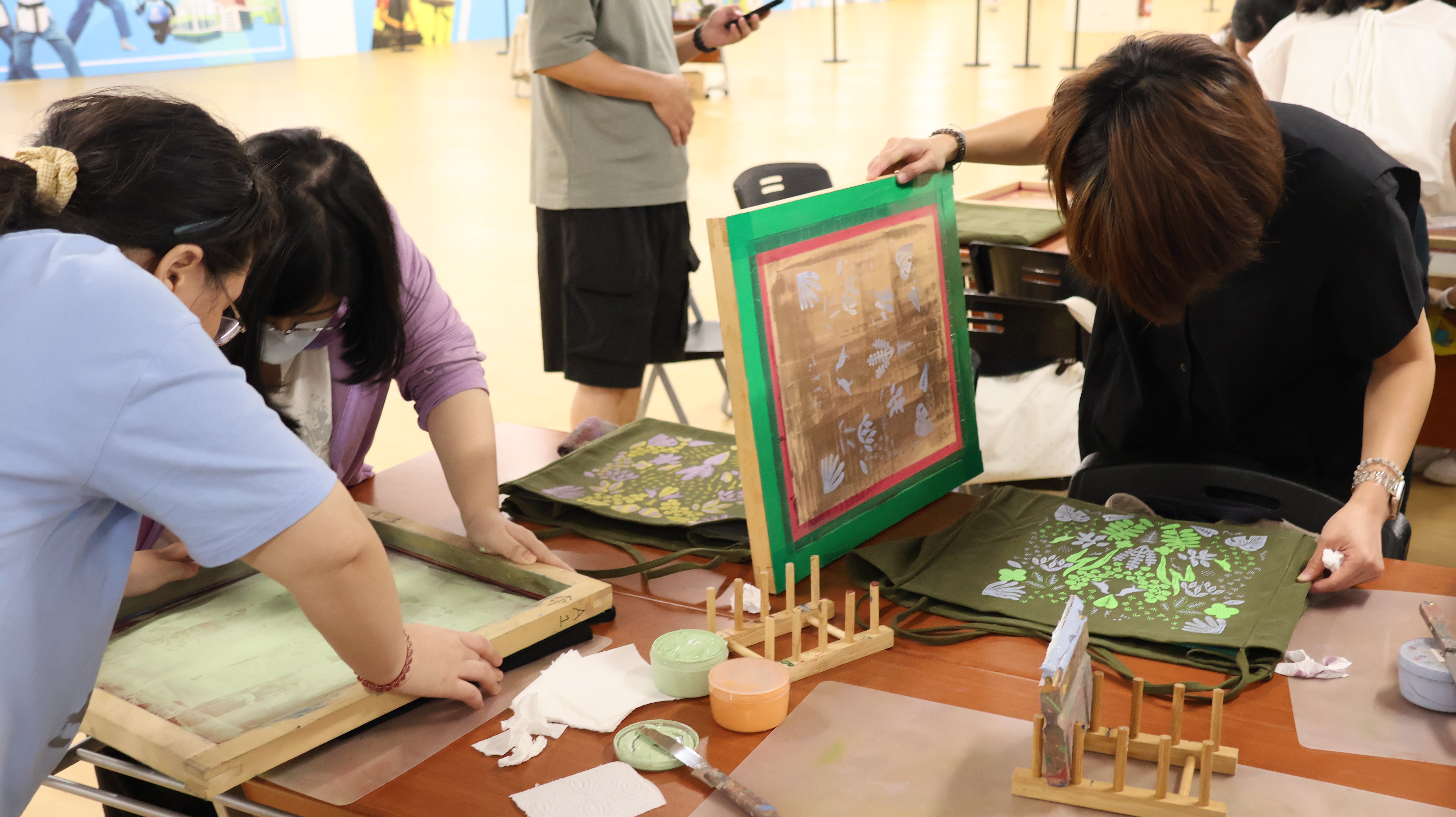 相關圖片 2025青年學堂《創意探索工坊》絹印購物袋活動花絮