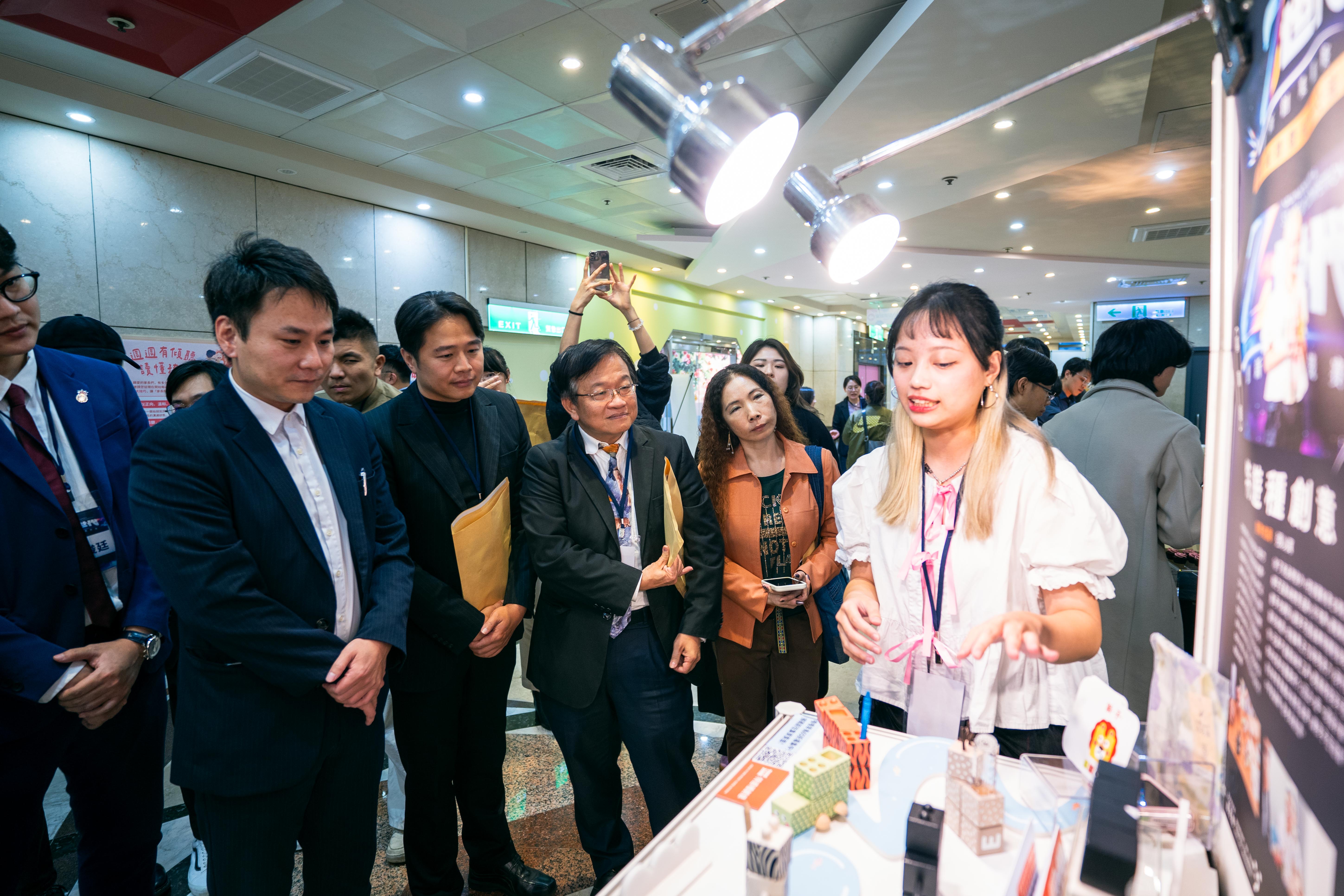 相關圖片 募資組第二名團隊-特遊種創意向與會嘉賓介紹產品特色及理念。